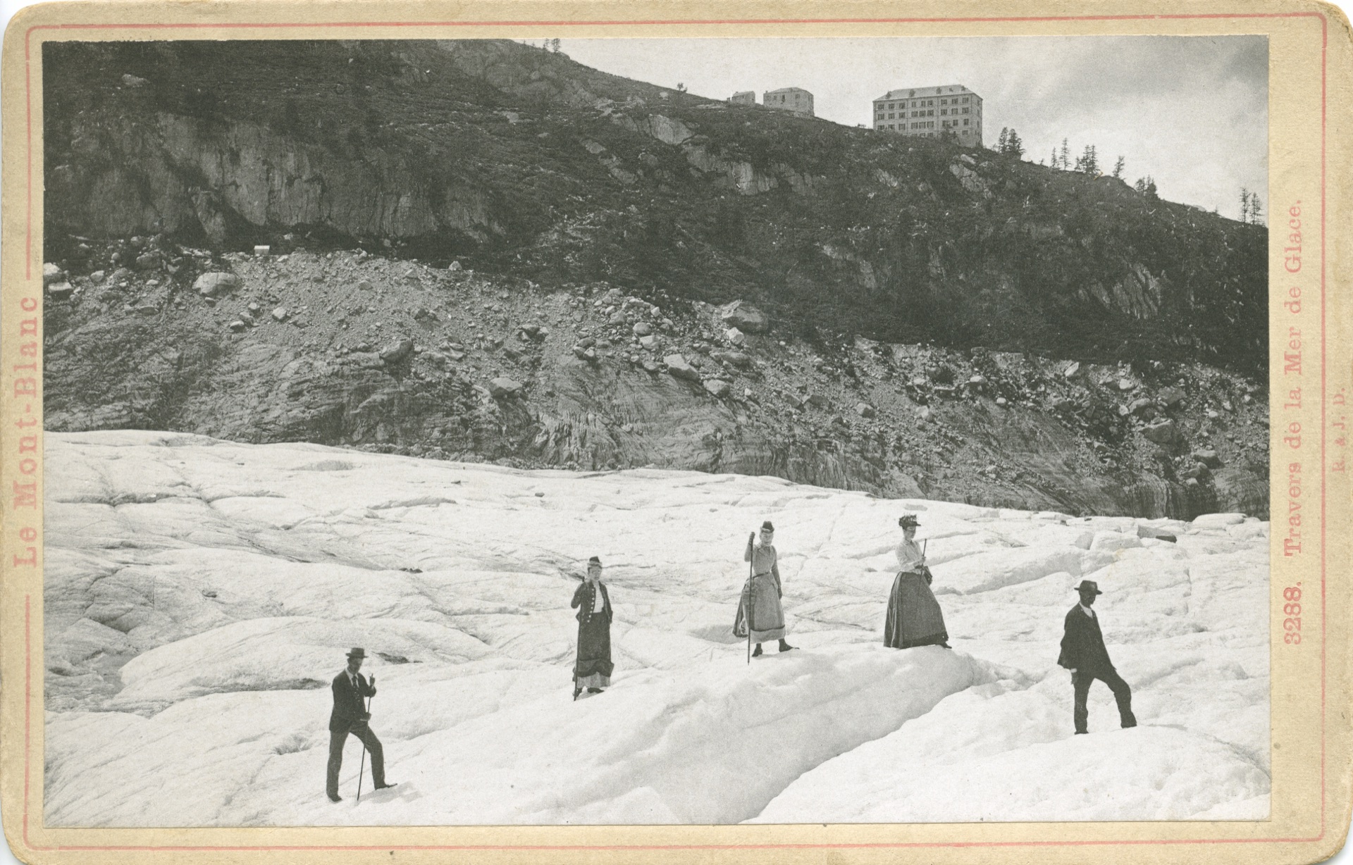 Visitantes caminando sobre la Mer de Glace cerca de Chamonix hacia 1900